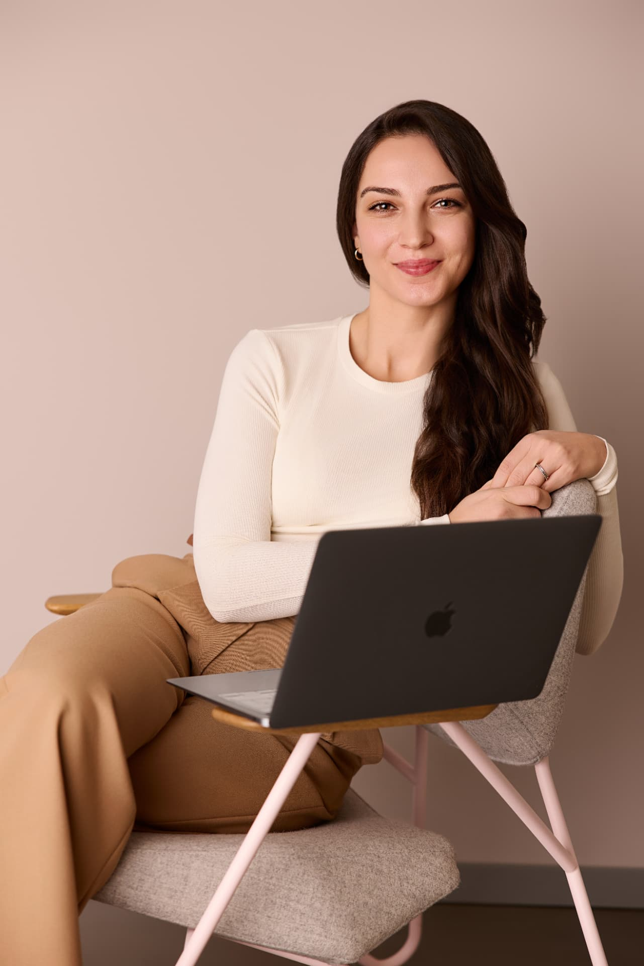 Jennifer Bröckert, Google Ads und SEO Freelancerin, an ihrem Arbeitsplatz